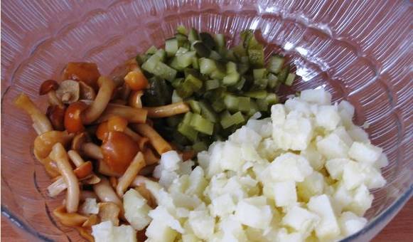 Картофельный салат с грибами