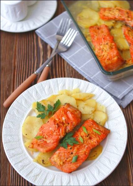 Стейки форели с картошкой в духовке