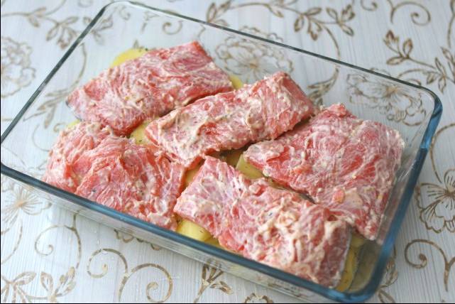 Стейки форели с картошкой в духовке