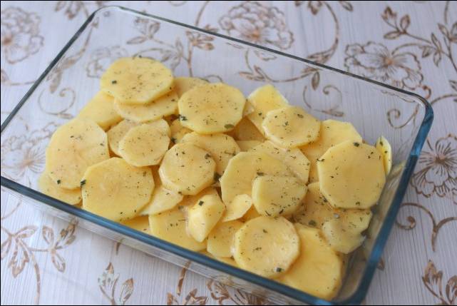 Стейки форели с картошкой в духовке