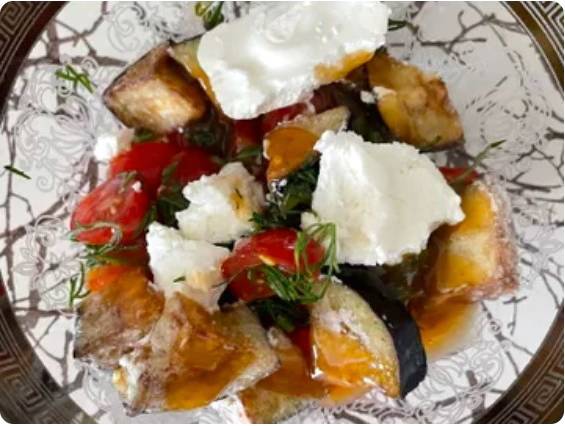 Грузинский салат с баклажанами, помидорами и кинзой