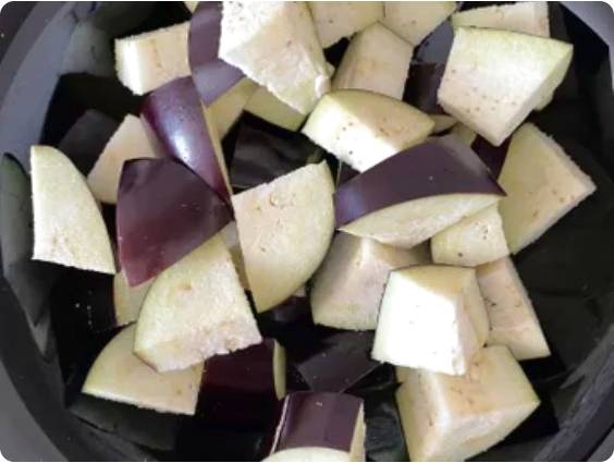 Грузинский салат с баклажанами, помидорами и кинзой