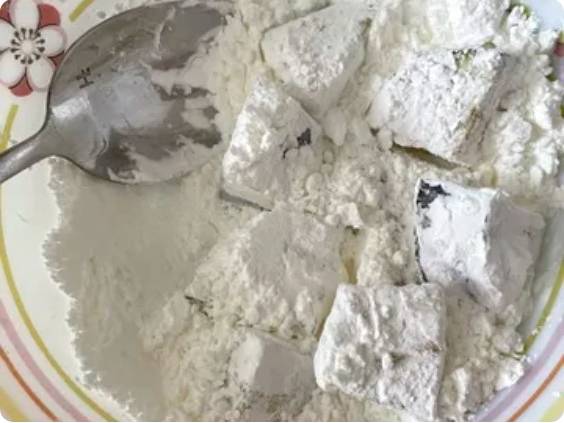 Грузинский салат с баклажанами, помидорами и кинзой