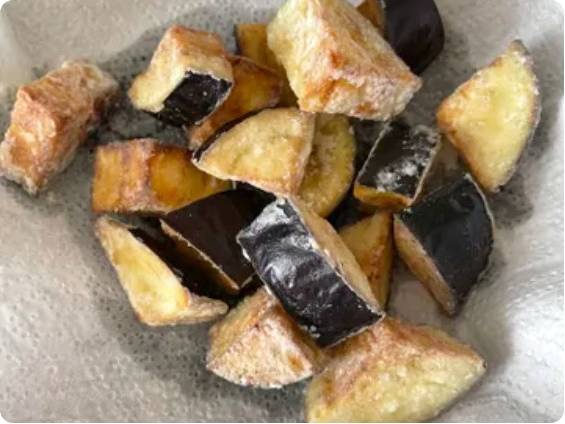 Грузинский салат с баклажанами, помидорами и кинзой