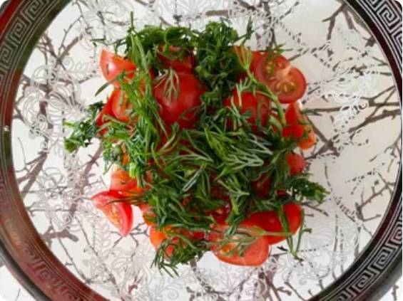 Грузинский салат с баклажанами, помидорами и кинзой