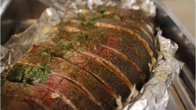 Форель целиком с овощами в духовке 