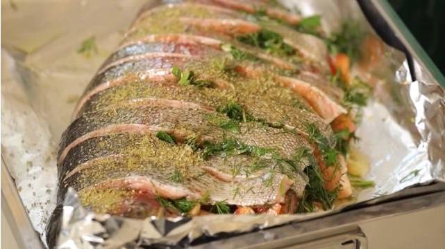 Форель целиком с овощами в духовке 