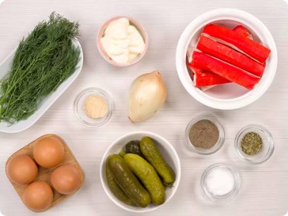 Крабовый салат с маринованными огурцами
