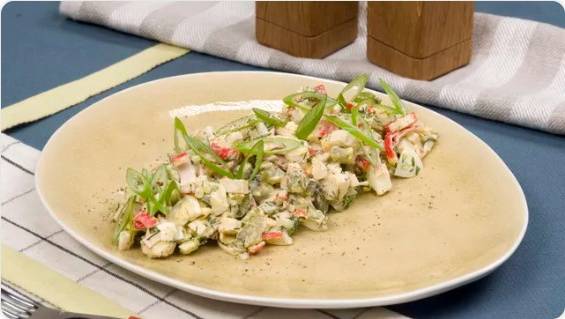 Крабовый салат с маринованными огурцами