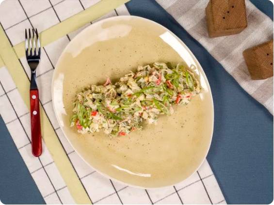 Крабовый салат с маринованными огурцами