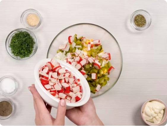Крабовый салат с маринованными огурцами