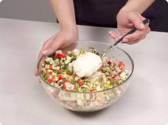 Крабовый салат с маринованными огурцами