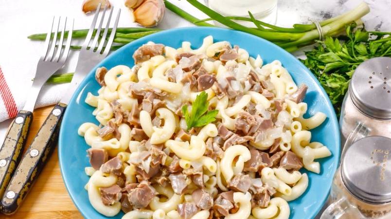 Куриные желудки с макаронами