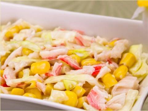 Крабовый салат с белокочанной капустой и кукурузой
