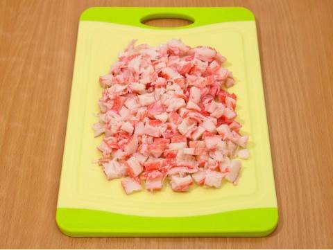 Крабовый салат с белокочанной капустой и кукурузой