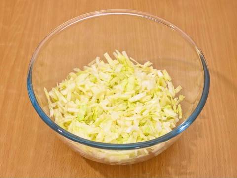 Крабовый салат с белокочанной капустой и кукурузой