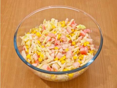 Крабовый салат с белокочанной капустой и кукурузой