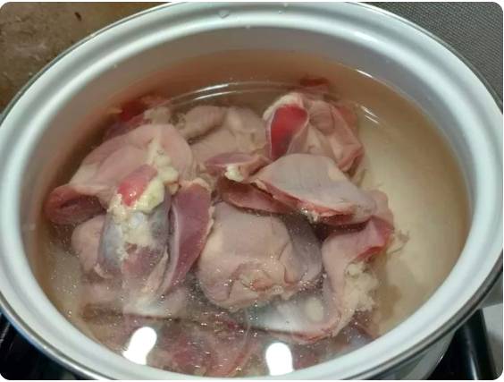 Жареные куриные желудки с луком на сковороде