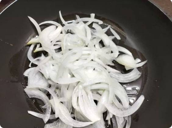 Жареные куриные желудки с луком на сковороде