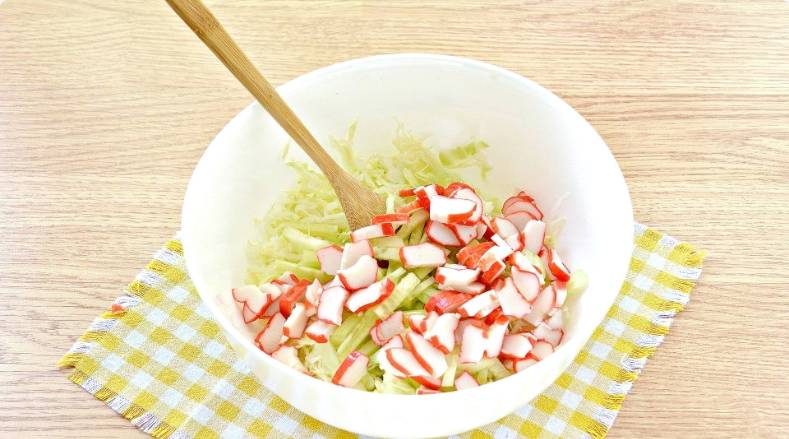 Крабовый салат с белокочанной капустой