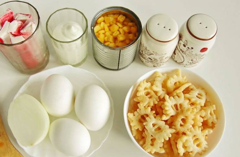 Крабовый салат с крабовыми чипсами