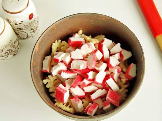 Крабовый салат с крабовыми чипсами