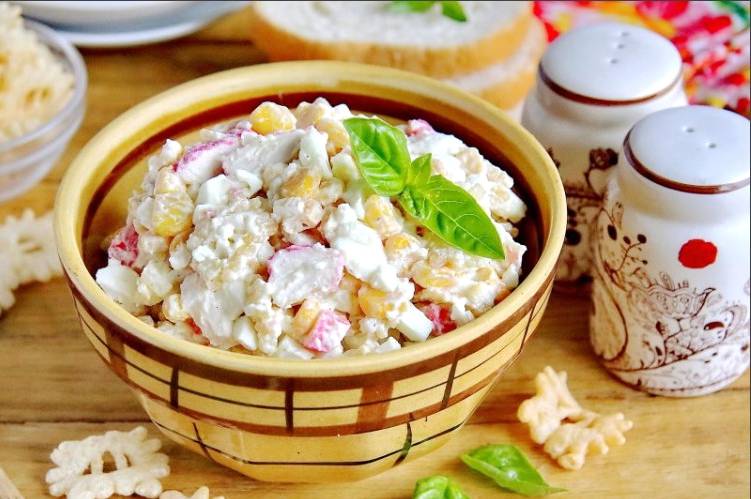 Крабовый салат с крабовыми чипсами