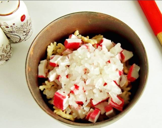 Крабовый салат с крабовыми чипсами