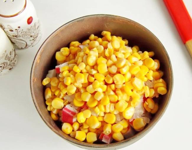 Крабовый салат с крабовыми чипсами