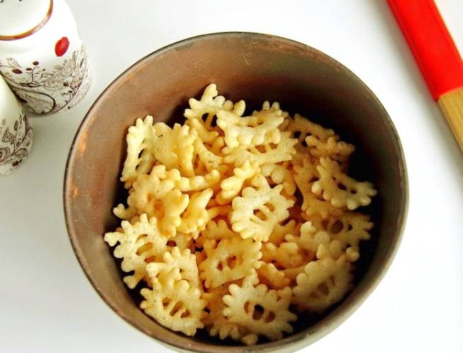 Крабовый салат с крабовыми чипсами