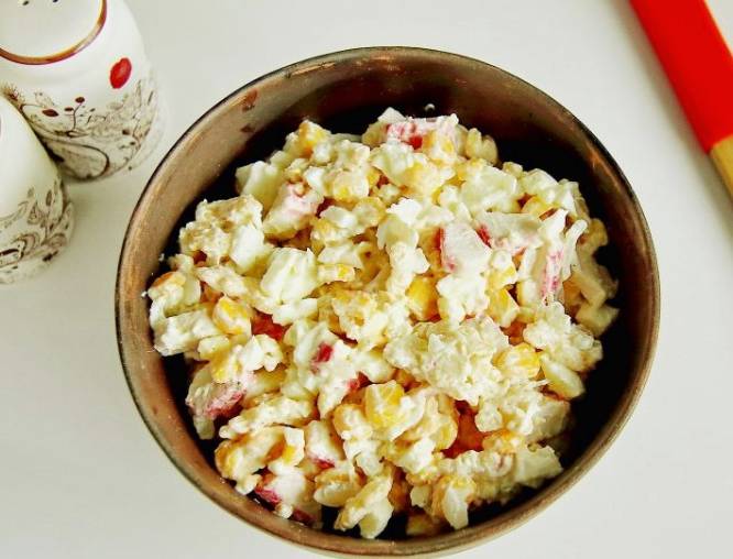 Крабовый салат с крабовыми чипсами