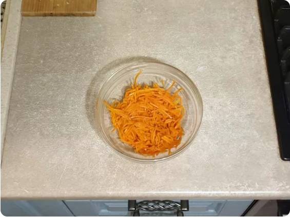 Крабовый салат с корейской морковкой и плавленым сыром