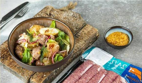 Картофельный салат с колбасками