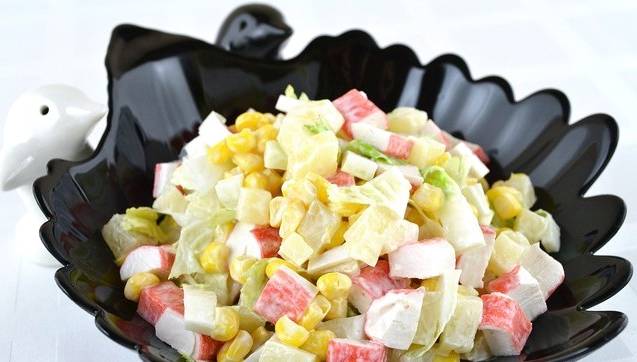 Крабовый салат с ананасом и кукурузой