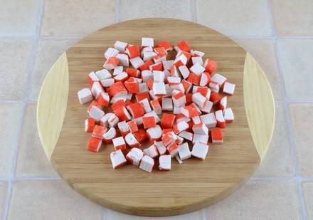 Крабовый салат с ананасом и кукурузой