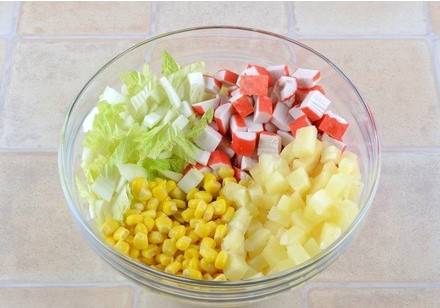 Крабовый салат с ананасом и кукурузой