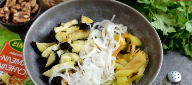 Грузинский салат с баклажанами, помидорами и болгарским перцем