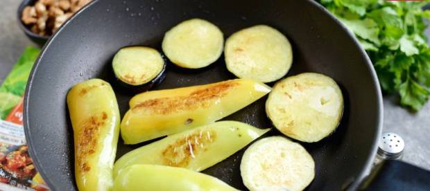 Грузинский салат с баклажанами, помидорами и болгарским перцем