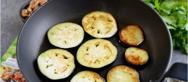 Грузинский салат с баклажанами, помидорами и болгарским перцем