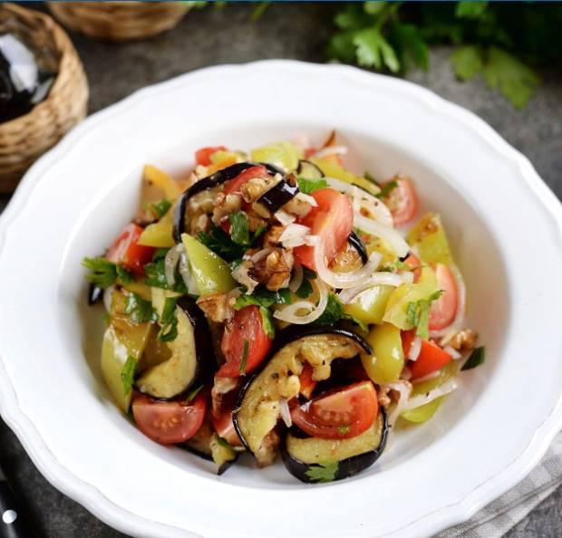 Грузинский салат с баклажанами, помидорами и болгарским перцем
