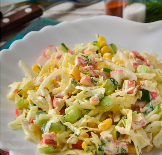 Крабовый салат с белокочанной капустой и огурцом