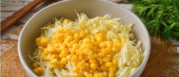 Крабовый салат с белокочанной капустой и огурцом