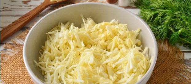 Крабовый салат с белокочанной капустой и огурцом