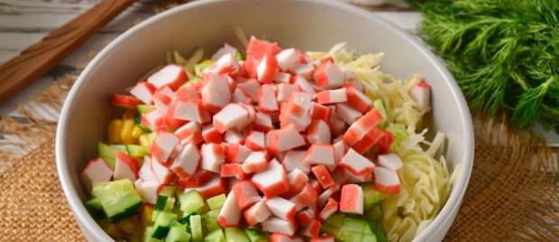 Крабовый салат с белокочанной капустой и огурцом