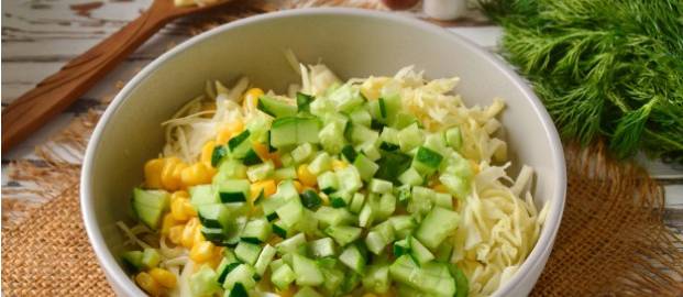 Крабовый салат с белокочанной капустой и огурцом