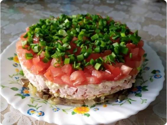 Салат «Любимый муж» с копченой грудкой и грибами