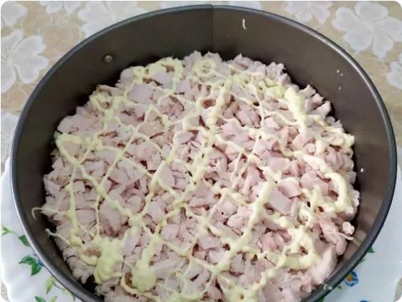 Салат «Любимый муж» с копченой грудкой и грибами