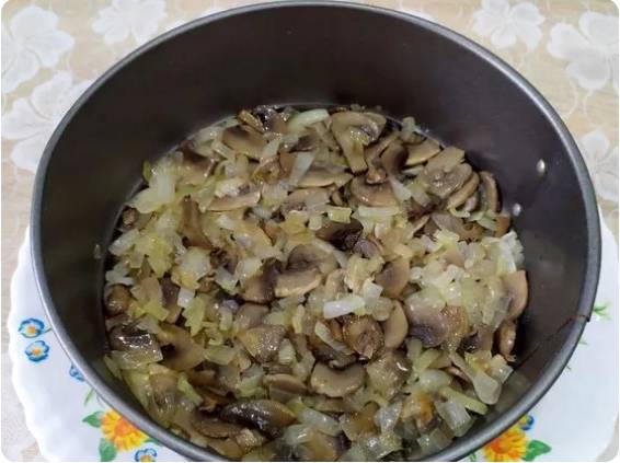 Салат «Любимый муж» с копченой грудкой и грибами