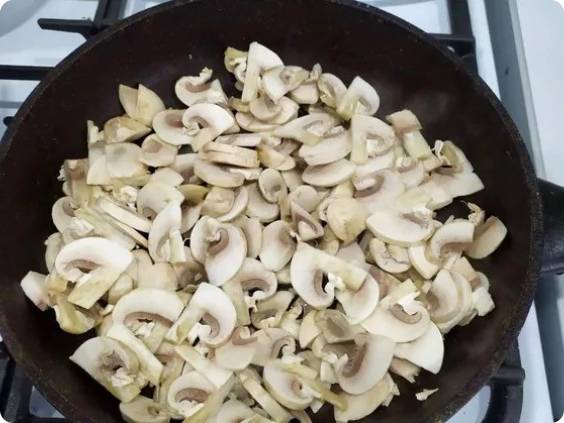 Салат «Любимый муж» с копченой грудкой и грибами