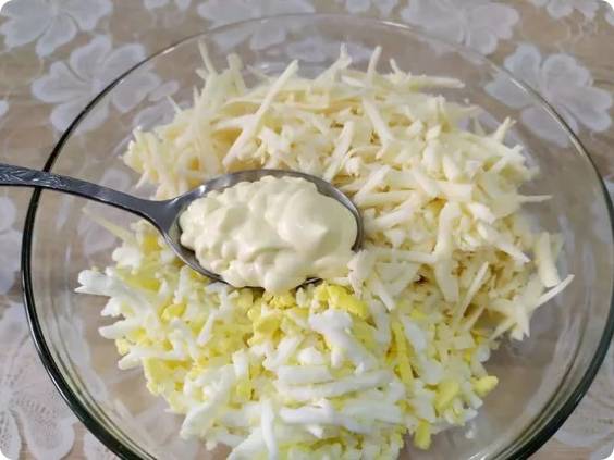 Салат «Любимый муж» с копченой грудкой и грибами